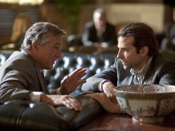 Fotograma donde aparecen los actores Robert De Niro en el papel de Carl Van Loon y Bradley Cooper en el papel de Eddie Morra. EFE  /