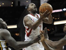 Kyle Lowry (7), de los Rockets de Houston, logró un triple-doble ayer ante Utah. AP  /