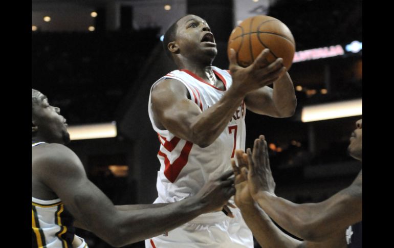 Kyle Lowry (7), de los Rockets de Houston, logró un triple-doble ayer ante Utah. AP  /