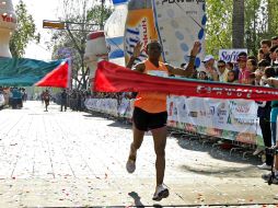 La atleta keniana Neriah Assiba al momento de cruzar la meta en el Medio Maratón de Zapopan. E. BARRERA  /