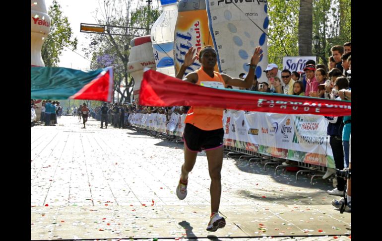 La atleta keniana Neriah Assiba al momento de cruzar la meta en el Medio Maratón de Zapopan. E. BARRERA  /