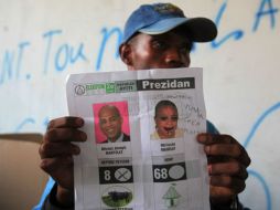 El presidente de una mesa electoral muestra un voto anulado durante el conteo final de sufragios, en Puerto Príncipe. EFE  /