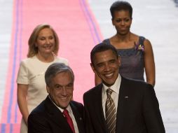 Barack Obama y su esposa fueron recibidos en La Moneda por Sebastián Piñera. EFE  /