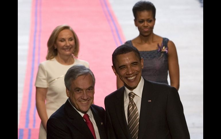 Barack Obama y su esposa fueron recibidos en La Moneda por Sebastián Piñera. EFE  /