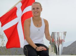 Caroline Wozniacki posa con su título de Indian Wells. AFP  /