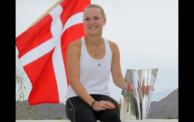 Caroline Wozniacki posa con su título de Indian Wells. AFP  /