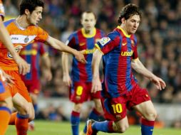 Lionel Messi pelea el balón con el centrocampista del Getafe, Borja Fernández y Víctor Sánchez. EFE  /