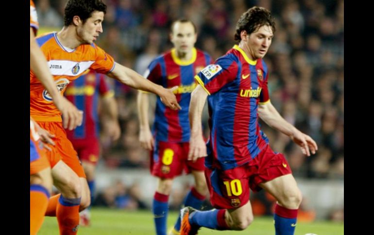 Lionel Messi pelea el balón con el centrocampista del Getafe, Borja Fernández y Víctor Sánchez. EFE  /