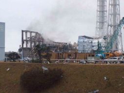 Humo gris salió previamente del reactor número 3 de la planta de Fukushima este lunes. AFP  /