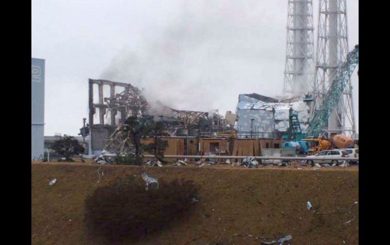 Humo gris salió previamente del reactor número 3 de la planta de Fukushima este lunes. AFP  /