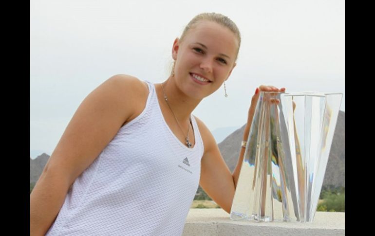 Caroline Wozniacki tras ganar la copa de Indian Wells. AFP  /