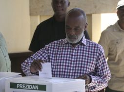 El presdidente haitiano René Preval emite su voto. AP  /