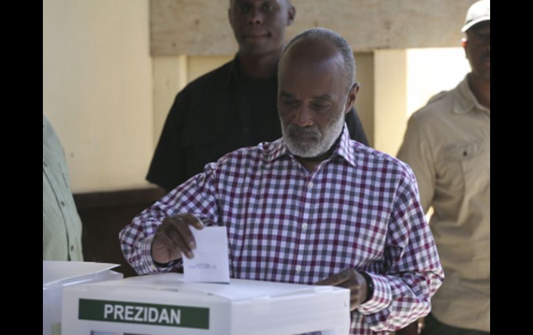 El presdidente haitiano René Preval emite su voto. AP  /