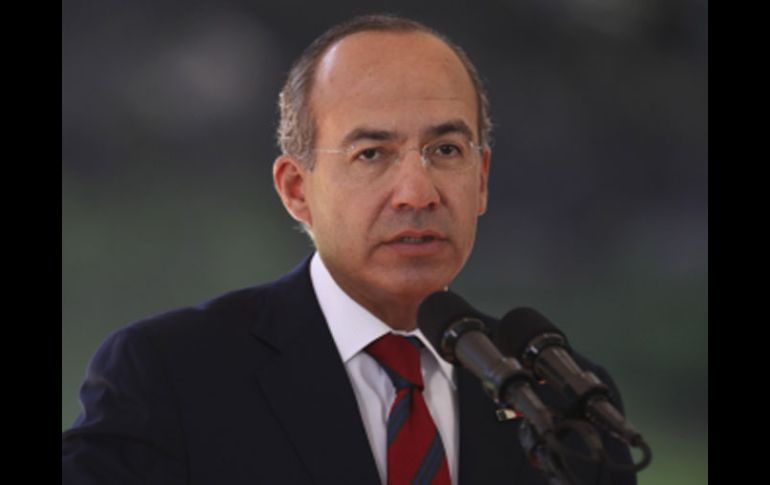 El Presidente Felipe Calderón tiene un desempeño 'medio' según el sondeo. ARCHIVO  /