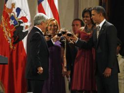 El presidente Piñera junto con su homólogo Obama y sus esposas en el brindis de una cena. REUTERS  /