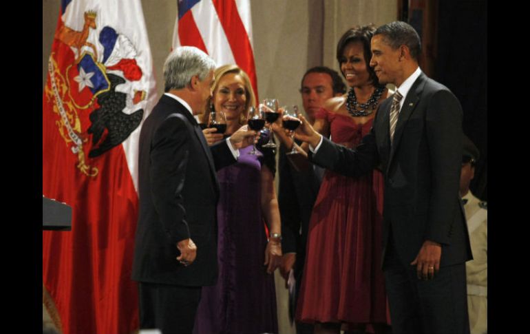 El presidente Piñera junto con su homólogo Obama y sus esposas en el brindis de una cena. REUTERS  /