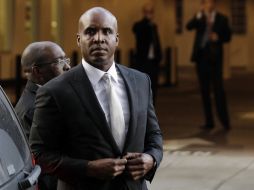 Barry Bonds arriba a la corte federal en San Francisco, donde desde ayer comenzó el juicio. AP  /