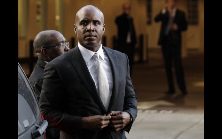 Barry Bonds arriba a la corte federal en San Francisco, donde desde ayer comenzó el juicio. AP  /