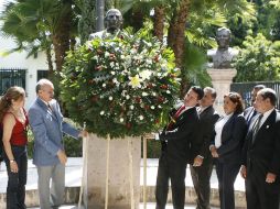 Rafael González Pimienta (izquierda) y Aristóteles Sandoval colocaron una ofrenda floral en el busto de Benito Juárez. M. FREYRIA  /