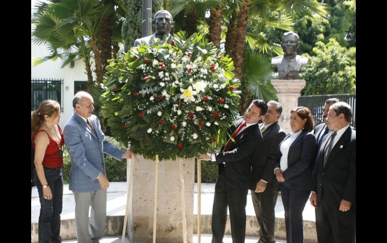 Rafael González Pimienta (izquierda) y Aristóteles Sandoval colocaron una ofrenda floral en el busto de Benito Juárez. M. FREYRIA  /