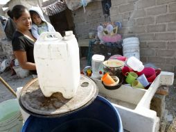 Claudia Berenice vive en una finca que no está conectada a la red hidráulica. Consiguió agua sólo para el excusado. E. BARRERA  /