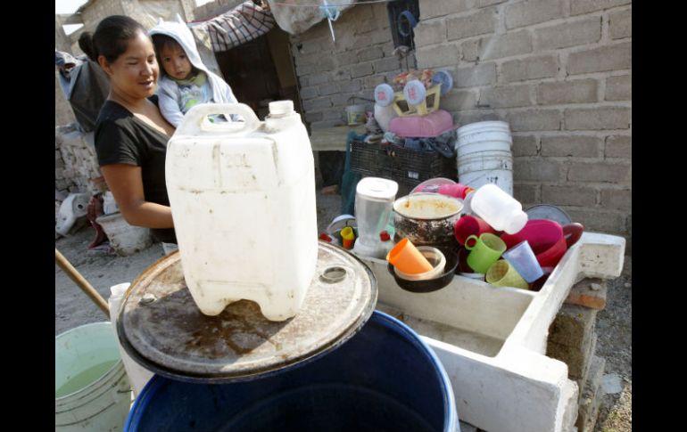 Claudia Berenice vive en una finca que no está conectada a la red hidráulica. Consiguió agua sólo para el excusado. E. BARRERA  /