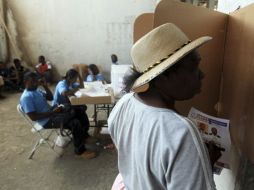 Los haitianos sufragan para elegir al nuevo presidente. EFE  /