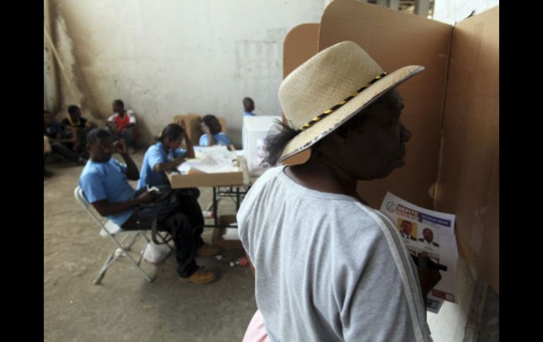 Los haitianos sufragan para elegir al nuevo presidente. EFE  /