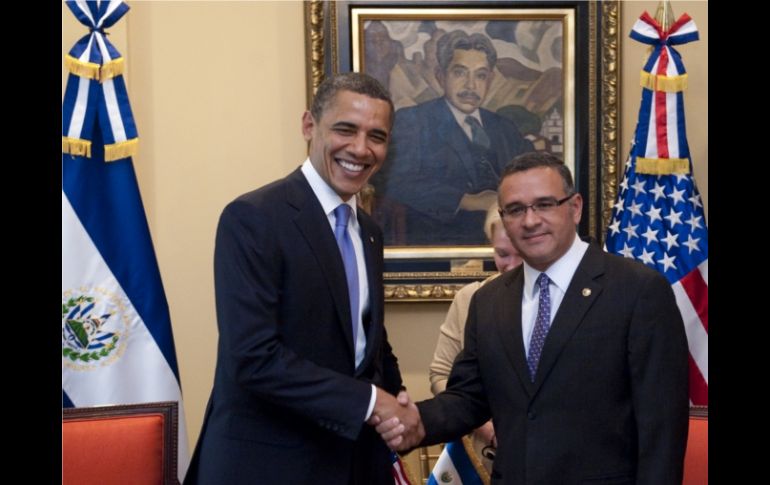 Mauricio Funes recibe a Obama con un apretón de manos. EFE  /