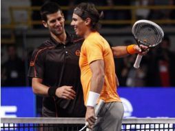 Nadal y Djokovic al término del partido del torneo de tenis de Indian Wells. AP  /