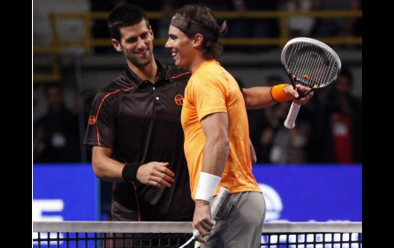 Nadal y Djokovic al término del partido del torneo de tenis de Indian Wells. AP  /