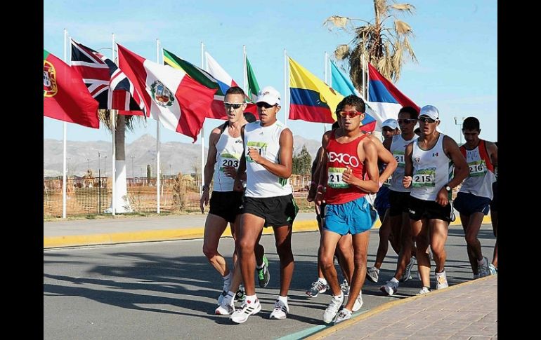 El mexicano Eder Sánchez, ganador de la competencia varonil de 20 kms de caminata celebrada en Chihuahua. MEXSPORT  /