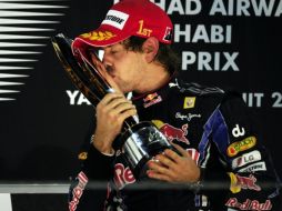 El piloto alemán Sebastian Vettel, besa el trofeo ganado en el Grand Prix 2010 celebrado en Abu Dabi.  AFP  /