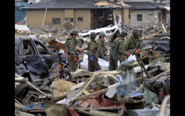 Rescatistas nuevoleoneses trabajaron en labores de rescate en Narita y Miyagi logrando rescatar con vida a tres personas. ARCHIVO  /