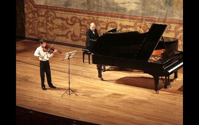 La pianista y el violista acompañarán sus acordes en un concierto que tiene como sede la Galería Jorge Martínez.ARCHIVO  /