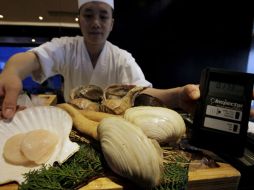 En Hong Kong, un cocinero mide el nivel de radiación en alimentos procedentes de la zona japonesa de Kyushu. EFE  /