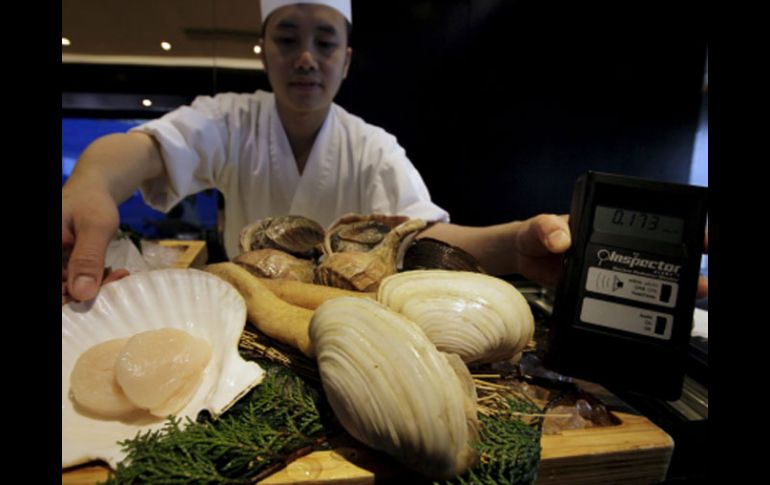 En Hong Kong, un cocinero mide el nivel de radiación en alimentos procedentes de la zona japonesa de Kyushu. EFE  /