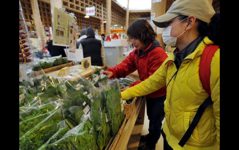 Japoneses compran espinacas libres de radiactividad. EFE  /