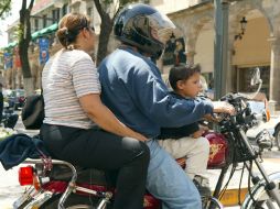 Se pretende que cada motociclista deba llevar su casco a Vialidad para que autorice su aplicación. ARCHIVO  /