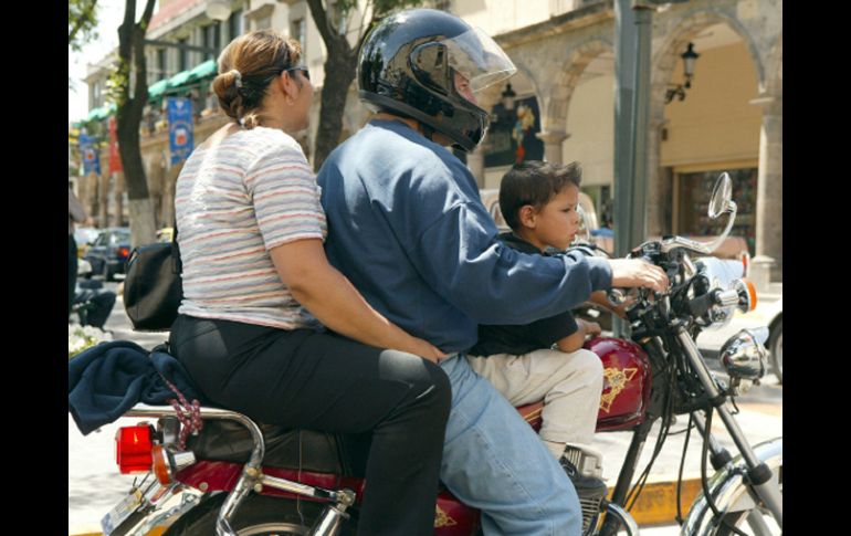 Se pretende que cada motociclista deba llevar su casco a Vialidad para que autorice su aplicación. ARCHIVO  /