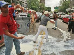 Tirar la leche en la vía pública fue una medida de presión en manifestaciones anteriores. E. PACHECO  /