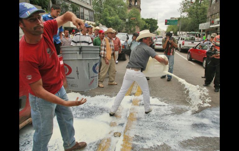 Tirar la leche en la vía pública fue una medida de presión en manifestaciones anteriores. E. PACHECO  /