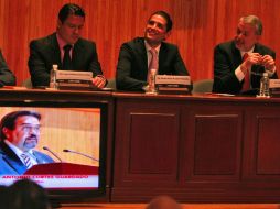 En la foto, el alcalde tapatío, el coordinador parlamentario del Partido Verde, y el gobernador. A. GARCÍA  /