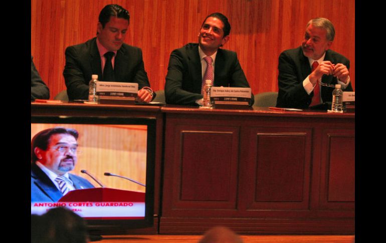 En la foto, el alcalde tapatío, el coordinador parlamentario del Partido Verde, y el gobernador. A. GARCÍA  /