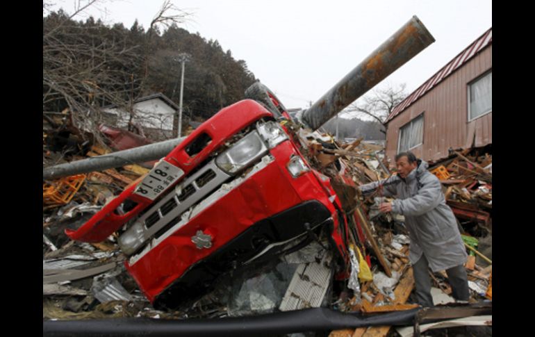 Shuichi Ishikawa, un bombero de 61 años, busca a su hijo Masahide, también bombero. ARCHIVO  /