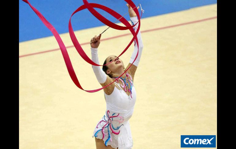 Verónica Navarro ejecuta uno de sus ejercicios con la cinta, durante el Panamericano de Gimnasia Rítmica. E. PACHECO  /