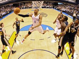 Russell Westbrook (con el balón) le anotó 31 puntos ayer al Jazz de Utah. EFE  /