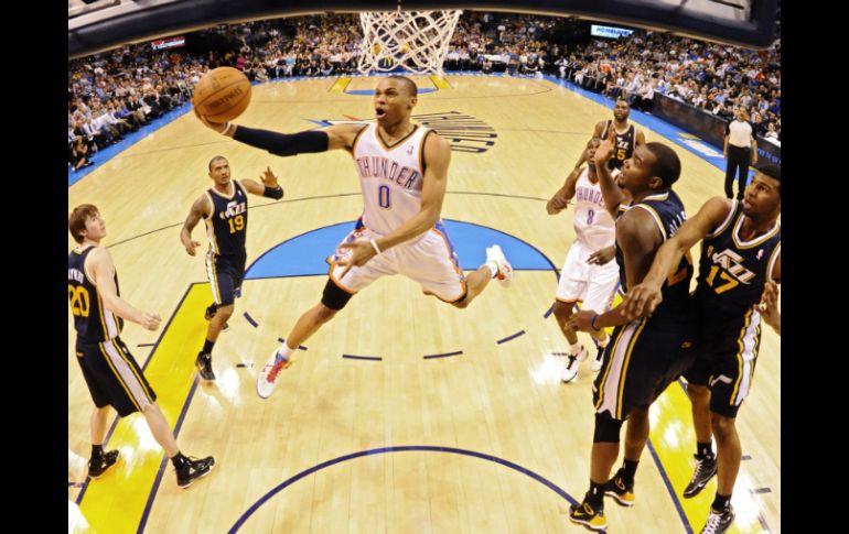 Russell Westbrook (con el balón) le anotó 31 puntos ayer al Jazz de Utah. EFE  /