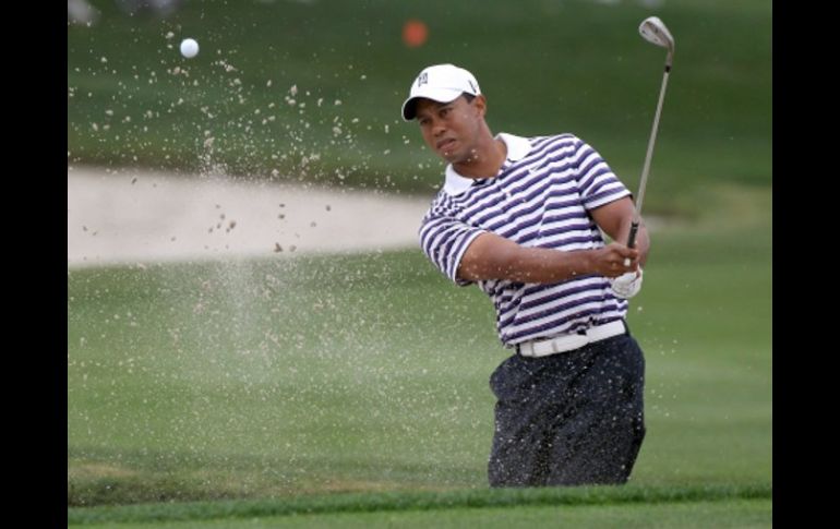 A pesar del mal momento de Tiger Woods, no baja los brazos y buscará cumplir su objetivo. AP  /