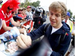 Sebastian Vettel firmó autógrafos a los afiionados. AFP  /